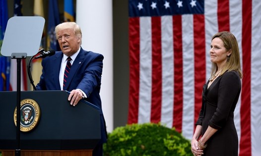 Tổng thống Donald Trump đề cử bà Amy Coney Barrett vào vị trí Thẩm phán Tòa án Tối cao Mỹ hôm 26.9. Ảnh: AFP