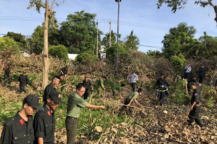 Nhịp sống 24h: Hơn 100 chiến sĩ chung tay khắc phục hậu quả sau bão số 5 Nhịp sống 24h: Hơn 100 chiến sĩ chung tay khắc phục hậu quả sau bão số 5