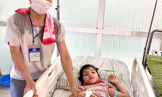 Anh Dương Văn Lập và cháu Hiền Trang nằm tại Bệnh viện Đa khoa tỉnh Phú Thọ đang rất cần sự giúp đỡ. 
Ảnh: Bệnh viện Đa khoa tỉnh Phú Thọ