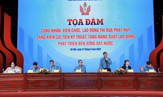 Các đồng chí lãnh đạo Tổng LĐLĐVN chủ trì buổi tọa đàm. Ảnh: Hải Nguyễn
