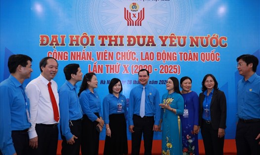 Chủ tịch Tổng LĐLĐVN Nguyễn Đình Khang (thứ 4, phải sang) và các đại biểu trước thềm Đại hội Thi đua yêu nước 
trong CNVCLĐ lần thứ X năm 2020. Ảnh: Hải Nguyễn