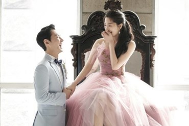 Ca sĩ Jun Jin (Shinhwa) hạnh phúc trong ngày cưới. Ảnh chụp màn hình.