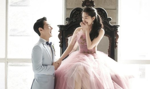 Ca sĩ Jun Jin (Shinhwa) hạnh phúc trong ngày cưới. Ảnh chụp màn hình.