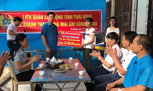 LDLĐ tỉnh Thái Bình trao kinh phí hỗ trợ xây mới nhà Mái ấm Công đoàn tặng đoàn viên. Ảnh Bá Mạnh