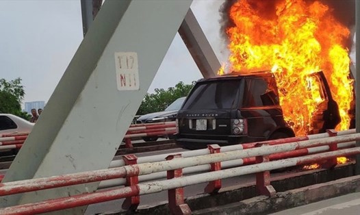 Chiếc xe sang Range Rover bốc cháy trên cầu Chương Dương, Hà Nội. Ảnh cắt từ clip.