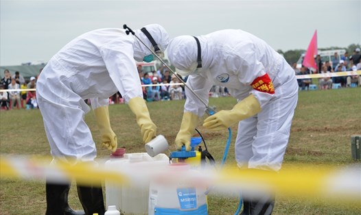 Nhân viên tiến hành phun thuốc khử trùng sau khi phát hiện ca bệnh dịch hạch ở Trung Quốc. Ảnh: Tân Hoa Xã