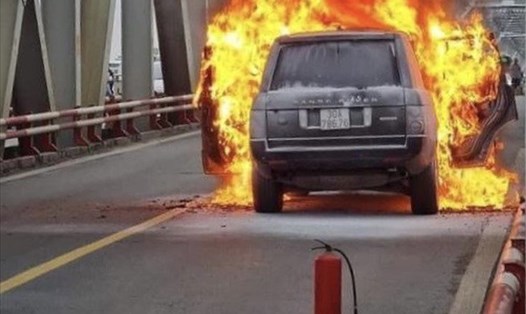 Người lái cần nắm được cách xử lý khoa học khi xe bị cháy để giữ an toàn cho bản thân và người xung quanh. Ảnh minh hoạ: Cắt từ clip.