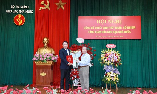 Thứ trưởng Bộ Tài chính Đỗ Hoàng Anh Tuấn trao quyết định cho tân Tổng giám đốc Kho bạc nhà nước Nguyễn Đức Chi (bên trái). Ảnh N.V.T