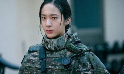 Krystal thay đổi hình ảnh khi vào vai Son Ye Rim - một chiến sĩ ở khu phi quân sự trông phim điện ảnh Hàn Quốc - "Search". Ảnh nguồn: Mnet.