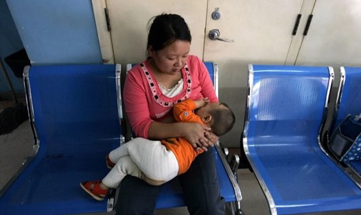 Nghiên cứu mới về COVID-19 của Trung Quốc phát hiện sữa mẹ có tác dụng trong ngăn chặn lây nhiễm virus. Ảnh: AP.