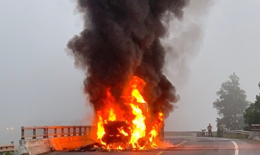 xe container bốc cháy ngùn ngụt khi di chuyển trên Quốc lộ. Ảnh: Thanh Chung