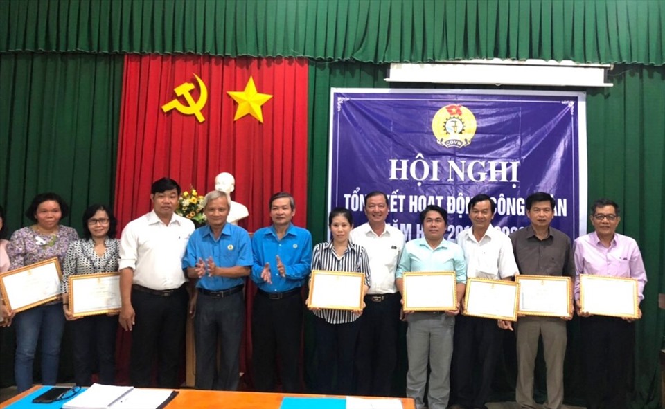 Khen thưởng cho tập thể, cá nhân đạt thành tích. Ảnh LĐLĐ Tây Ninh