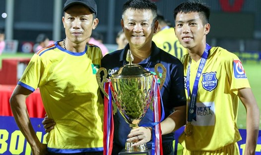 Phạm Văn Quyến giành chức vô địch với U17 Sông Lam Nghệ An. Ảnh: VFF