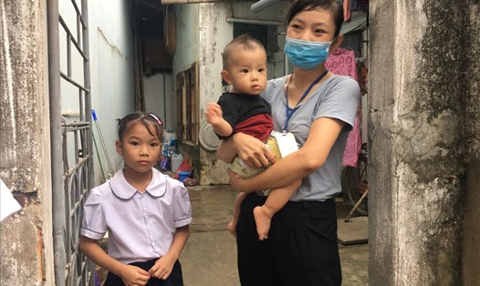Chị Phạm Thị Phương (cùng các con), quê Tuyên Quang, là lao động di cư, đang ở trọ tại Chương Mỹ (Hà Nội) gặp nhiều khó khăn do dịch COVID-19. Ảnh: Hải Anh