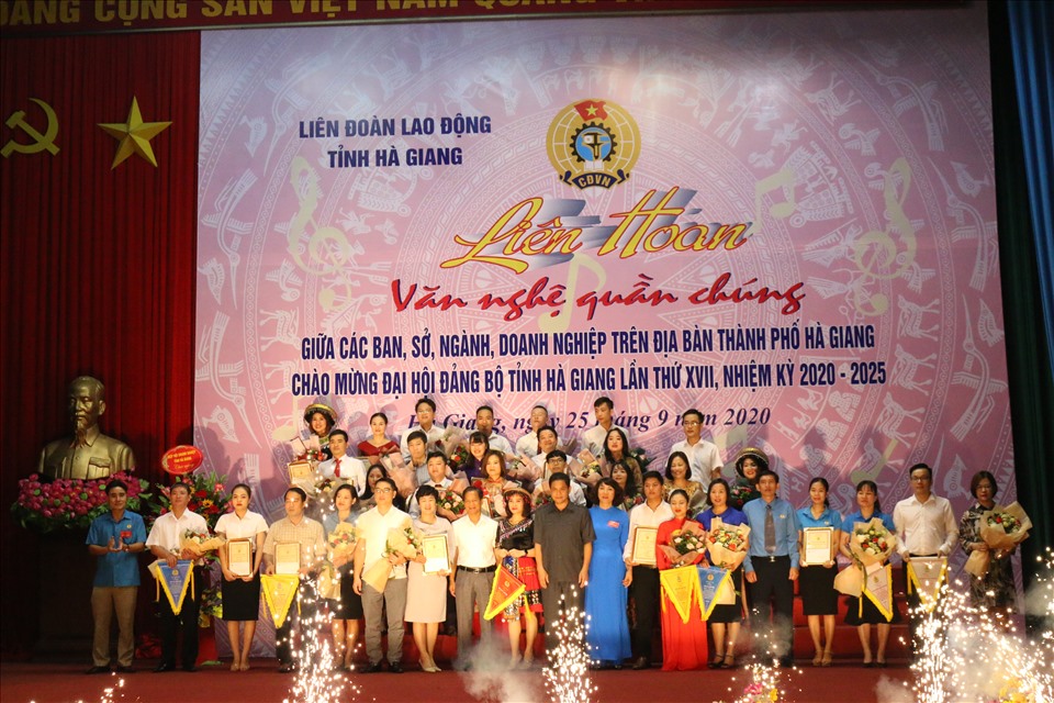 Chủ tịch Uỷ ban Mặt trận Tổ quốc tỉnh Hà Giang Vàng Seo Cón, Chủ tịch LĐLĐ tỉnh Nguyễn Văn Chung và Giám đốc Sở Văn hóa, Thể thao và Du lịch Nguyễn Hồng Hải trao giải Liên hoan. Ảnh: Hùng Mạnh.