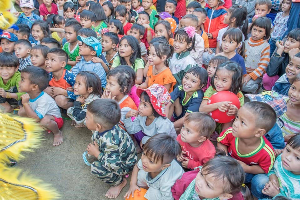 Hơn 100 trẻ em huyện Nam Trà My đón trung thu sớm. Ảnh: Công Hưng