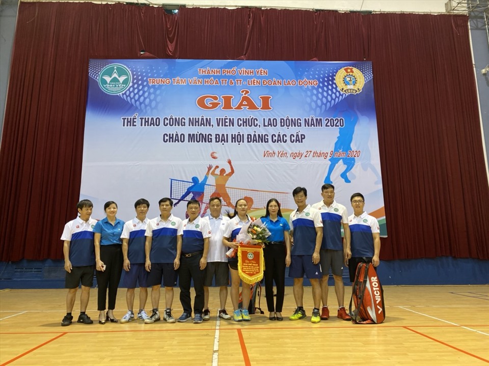 Các đồng chí lãnh đạo LĐLĐ tỉnh, Thành phố chụp ảnh lưu niệm với
 đoàn tham gia giải. Ảnh: PQH
