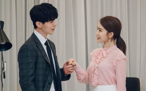 "Chạm vào tim em" do Lee Dong Wook và Yoo In Na đóng chính thu hút khán giả. Ảnh chụp màn hình.