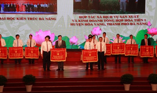 Lãnh đạo TP. Đà Nẵng trao cờ thi đua cho các cá nhân, tập thể tại đại hội. Ảnh: Hữu Long