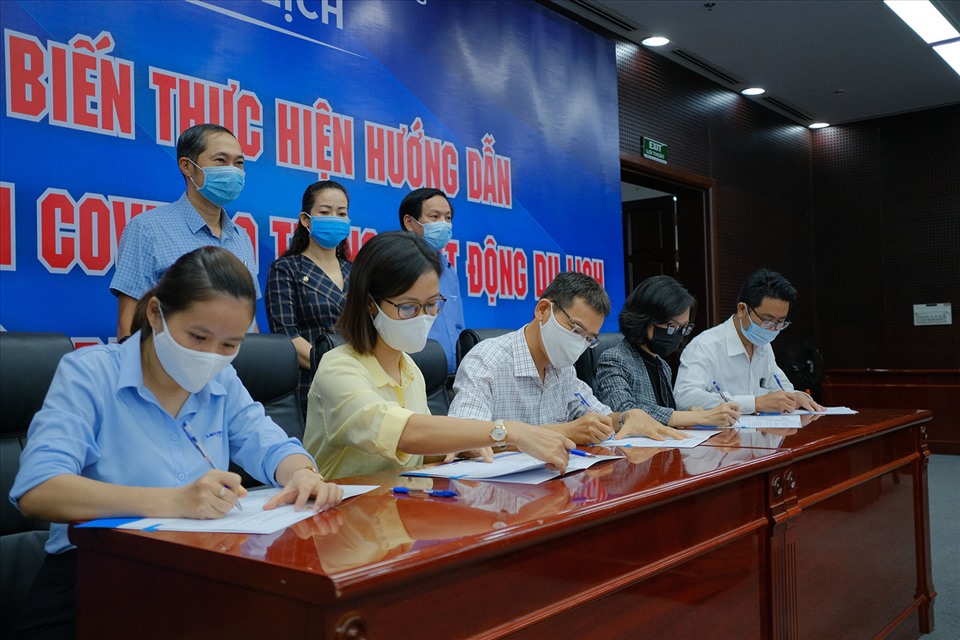 Doanh nghiệp du lịch Đà Nẵng kí kết phòng chống dịch trong tình hình mới. Ảnh: Hoài An