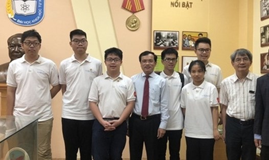 Đội tuyển Olympic toán quốc tế Việt Nam đoạt 2HCV, 1 HCV, 2 HCĐ và 1 bằng khen. Ảnh BGD