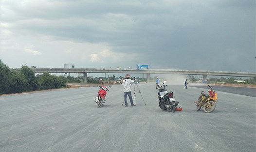 Thi công mặt đường và cầu vượt Dự án Cao tốc Trung Lương - Mỹ Thuận. Ảnh: K.Q