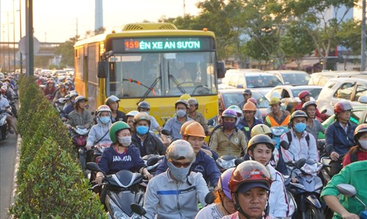 Xe buýt thường bị mắc kẹt trong dòng xe trên đường Phạm Văn Đồng.  Ảnh: Minh Quân