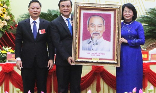 Phó Chủ tịch Nước Đặng Thị Ngọc Thịnh tặng bức tranh chân dung Chủ tịch Hồ Chí Minh cho tỉnh Quảng Nam. Ảnh: Thanh Chung