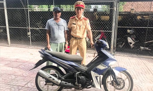 Cảnh sát giao thông Công an huyện Nghi Xuân bàn giao xe máy bị mất trộm cho chủ nhân. Ảnh CA.