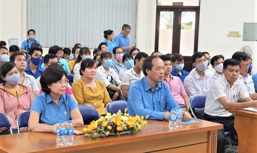 Chủ tịch, Phó chủ tịch Công đoàn Dệt may Việt Nam và người lao động tham gia khai giảng lớp học. Ảnh Nam Dương