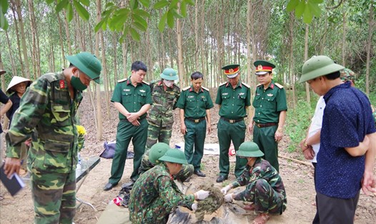 Trung tá Trương Khắc Duẩn - Phó Chủ nhiệm Chính trị, Bộ Chỉ huy Quân sự tỉnh Quảng Trị đến kiểm tra và động viên cán bộ Đội quy tập 584 đang tiến hành quy tập hài cốt liệt sĩ. Ảnh: HT.