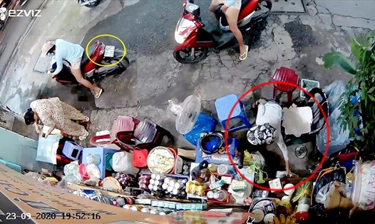 Hình ảnh đứa trẻ ăn trộm đồ của người bán hàng vỉa hè (ảnh cắt từ Clip)