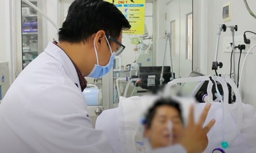 Bệnh nhân ngộ độc pate Minh Chay mở được mắt. Ảnh: Bệnh viện Chợ Rẫy TPHCM cung cấp