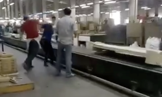 Nam thanh niên đánh nữ công nhân ngay trong xưởng làm việc. Ảnh cắt từ clip
