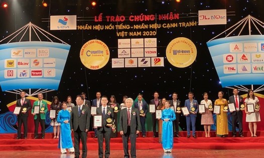 Ông Ngô Việt Phương – Phó Tổng Giám đốc Kinh doanh phụ trách Kênh Đại lý truyền thống, Dai-ichi Life Việt Nam nhận giải thưởng Top 20 nhãn hiệu nổi tiếng Việt Nam 2020.