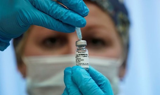 Một y tá cầm vaccine COVID-19 do Nga phát triển. Ảnh: Reuters.