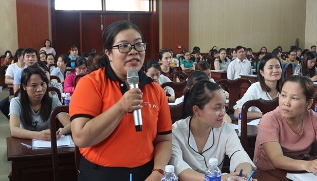 LĐLĐ thị xã Tân Uyên, tỉnh Bình Dương đối thoại với người lao động. Ảnh: Quỳnh Anh