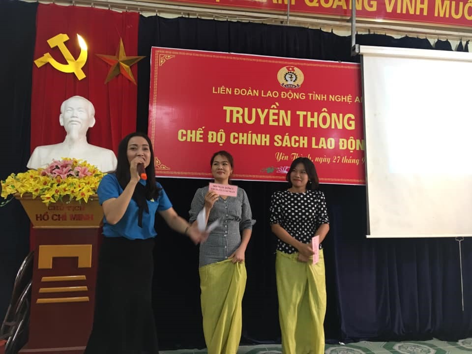 Ban Tuyên giáo-Nữ công LĐLĐ tỉnh Nghệ An tổ chức trò chơi "Vận động - chọn phương án trả lời" cho công nhân. Ảnh: Phúc Lợi