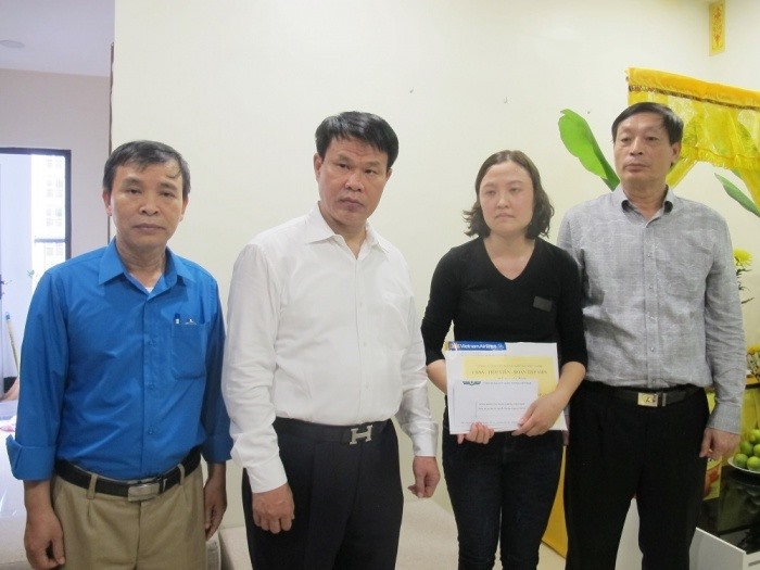 Chủ tịch Công đoàn GTVT VN Đỗ Nga Việt (thứ hai từ trái sang) trao hỗ trợ từ nguồn Quỹ Xã hội - Từ thiện Công đoàn GTVT VN đến gia đình anh Nguyễn Tiến Bạo. Ảnh: Thanh Thuý