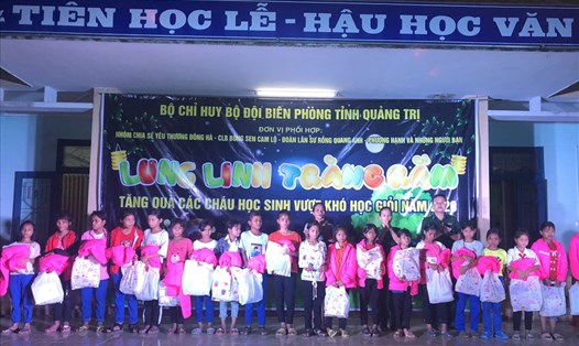 Biên phòng Quảng Trị tổ chức Trung thu và tặng quà cho trẻ ở Pa Nang. Ảnh: Mạnh Hùng.