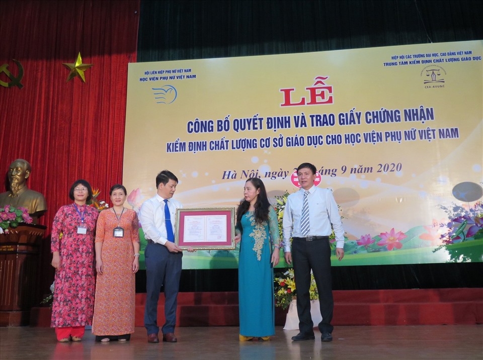 Đại diện Bộ GDĐT, Trung tâm kiểm định chất lượng giáo dục trao Giấy chứng nhận kiểm định chất lượng giáo dục cho Học viện Phụ nữ Việt Nam. Ảnh: Văn Đức