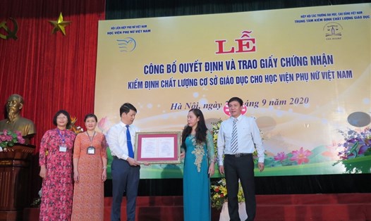 Đại diện Bộ GDĐT, Trung tâm kiểm định chất lượng giáo dục trao Giấy chứng nhận kiểm định chất lượng giáo dục cho Học viện Phụ nữ Việt Nam. Ảnh: Văn Đức