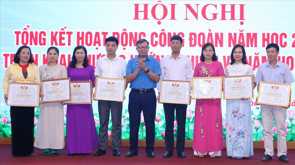 Các cá nhân, tập thể nhận bằng khen tại hội nghị tổng kết hoạt động công đoàn. Ảnh: Mạnh Cường.