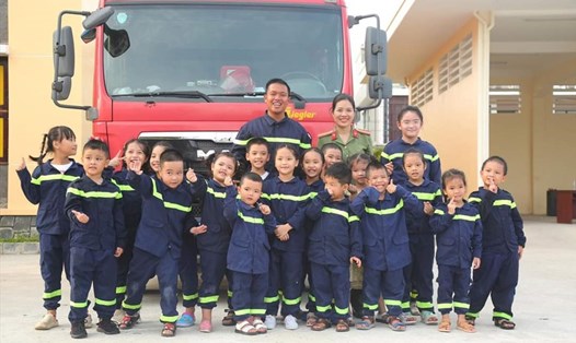 Công an Thừa Thiên Huế tổ chức Tết Trung thu cho con em cán bộ chiến sĩ với chương trình "Chúng em làm lính cứu hoả". Ảnh: CA.