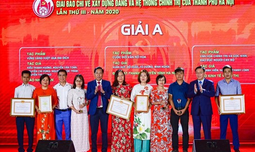 Các tác giả giành giải A Giải báo chí về xây dựng Đảng & hệ thống chính trị của TP Hà Nội. Ảnh: Phạm Đông