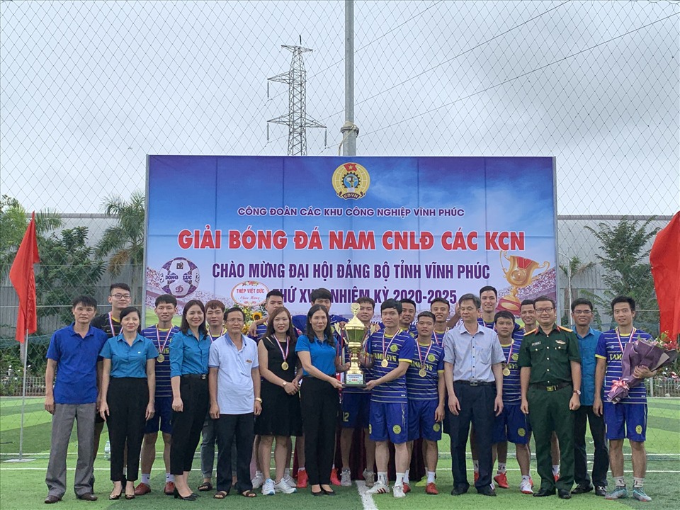 Chủ tịch LĐLĐ tỉnh Vĩnh Phúc trao giải Nhất và cúp vàng cho đội bóng Công đoàn Công ty TNHH Cammsys Việt Nam. Ảnh: Trương Hạnh.