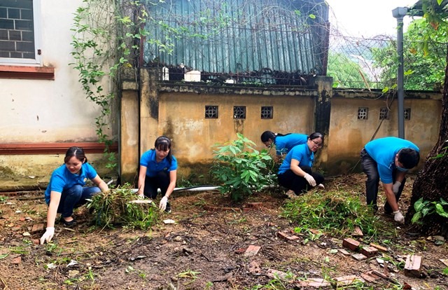 Các đoà viên công đoàn ra quân làm sạch môi trường. Ảnh: Ngọc Anh