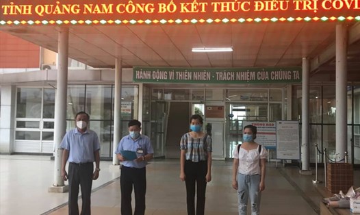 Hai bệnh nhân mắc COVID-19 cuối cùng ở Quảng Nam xuất viện. Ảnh: Thanh Chung