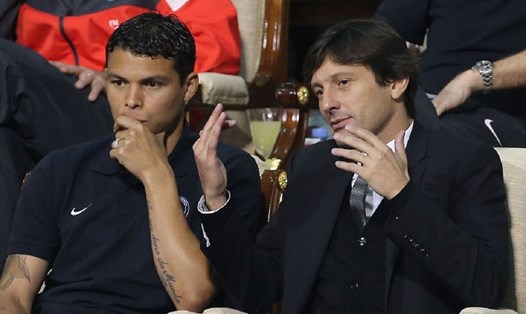 Thiago Silva và Giám đốc thể thao PSG Leonardo. Ảnh: Twitter
