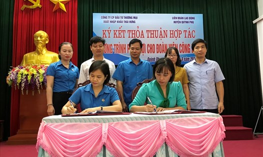 Liên đoàn lao động huyện Quỳnh Phụ (Thái Bình) và công ty cổ phần đầu tư thương mại xuất nhập khẩu Thái Hưng ký kết chương trình phối hợp. Ảnh: Bá Mạnh